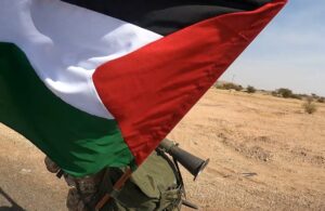 Un soldado hutí sosteniene una bandera palestina durante un ejercicio militar en una zona remota de la afueras de Saná, en una imagen facilitada por el centro de medios hutíes. EFE/EPA