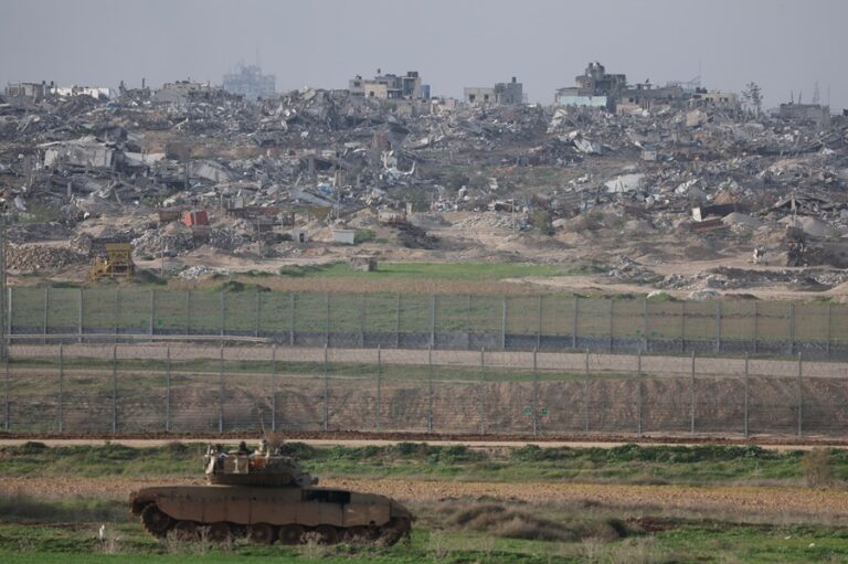 Un tanque israelí en una posición cerca de la frontera israelí con la Franja de Gaza. EFE/Abir Sultan