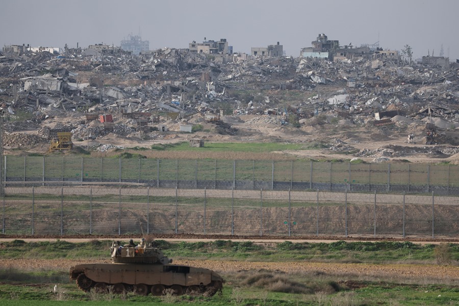 Un tanque israelí en una posición cerca de la frontera israelí con la Franja de Gaza. EFE/Abir Sultan