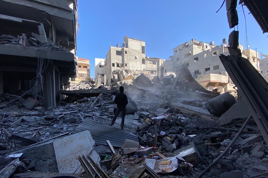 Destrozos en la localidad gazatí de Jan Yunis tras un bombardeo israelí. EFE/ Anas Baba