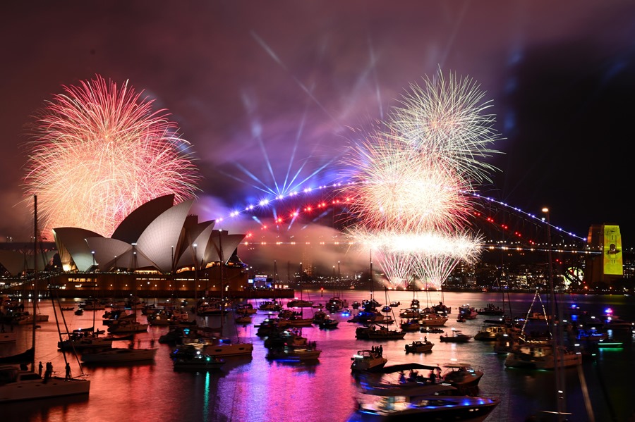 Los fuegos artificiales se ven durante las celebraciones de Nochevieja en Sídney.EFE/EPA/Dan Himbrechts