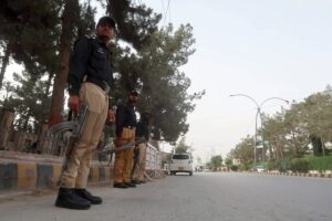 Oficiales de seguridad paquistaníes en un puesto de control en Quetta, la capital de Baluchistán, en junio de 2023. EFE/EPA/FAYYAZ AHMAD
