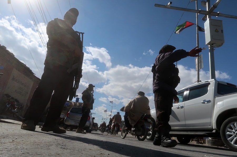 Funcionarios de seguridad paquistaníes en un puesto de control en Quetta, capital de la provincia de Baluchistán, fronteriza con Irán. EFE/EPA/Fayyaz Ahmed