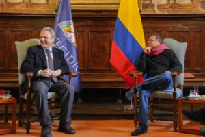 El presidente de Colombia, Gustavo Petro (d), mantiene un encuentro con el presidente de la comunidad de San Egidio, Marco Impagliazzo, durante su visita a la sede del movimiento católico de la comunidad de San Egidio, conocido por su importante labor en la mediación en conflictos, este jueves en Roma (Italia). EFE/Equipo prensa delegación Colombiana