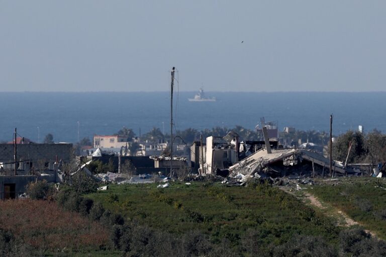 Un buque militar israelí navega en aguas del Mediterráneo frente al campo de refugiados de Al Bureij, en el sur de la Franja de Gaza. EFE/EPA/Atef Safadi