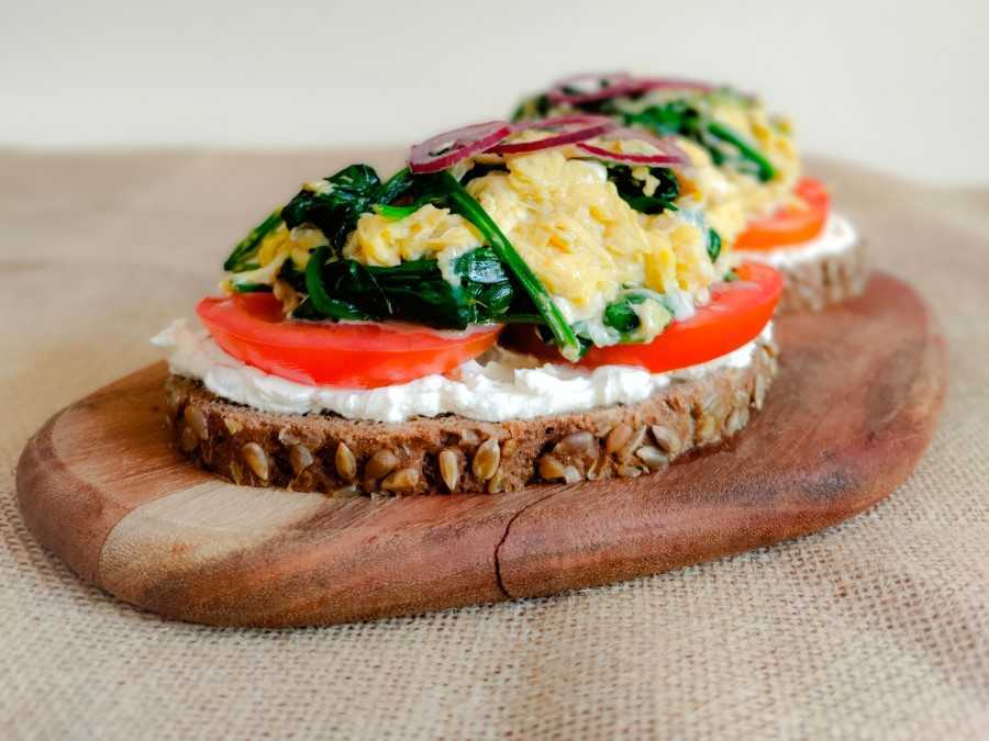 Tostadas de huevo con espinacas y queso: así las puedes preparar