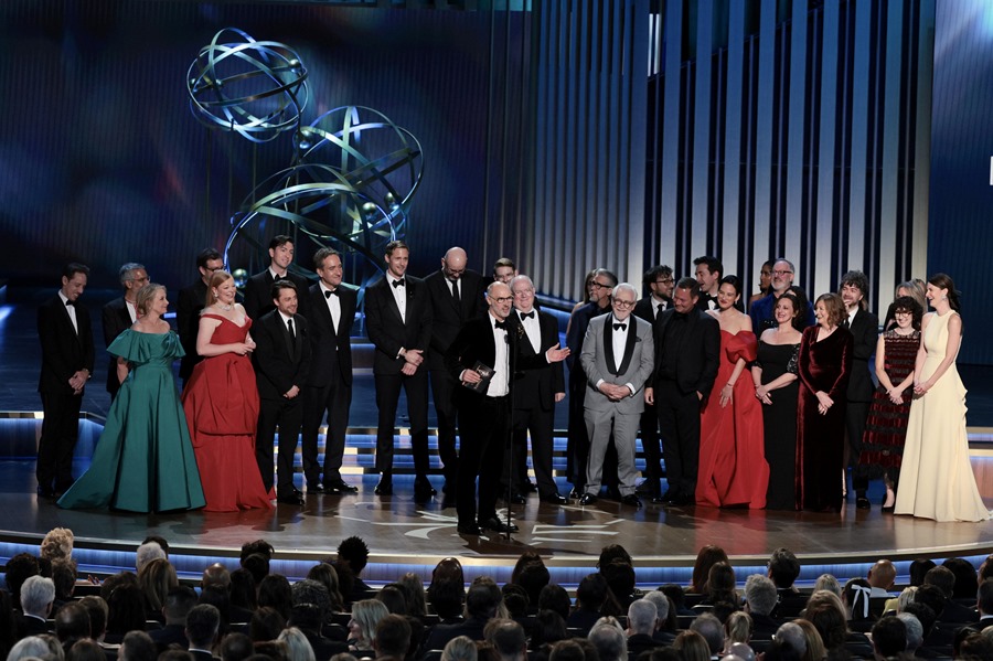 El elenco y el equipo de 'Succession' reaccionan después de ganar la mejor serie dramática durante la 75ª ceremonia anual de los Premios Primetime Emmy. EFE/EPA/ALLISON DINNER