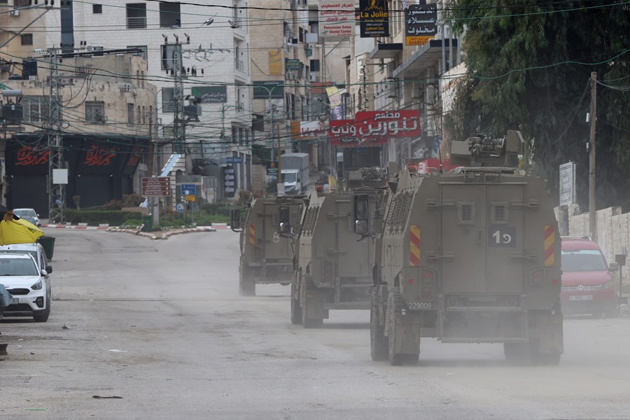Vehículos militares israelíes durante una incursión israelí en la ciudad cisjordana de Tulkarem este 17 de enero. EFE/EPA/Alaa Badarneh