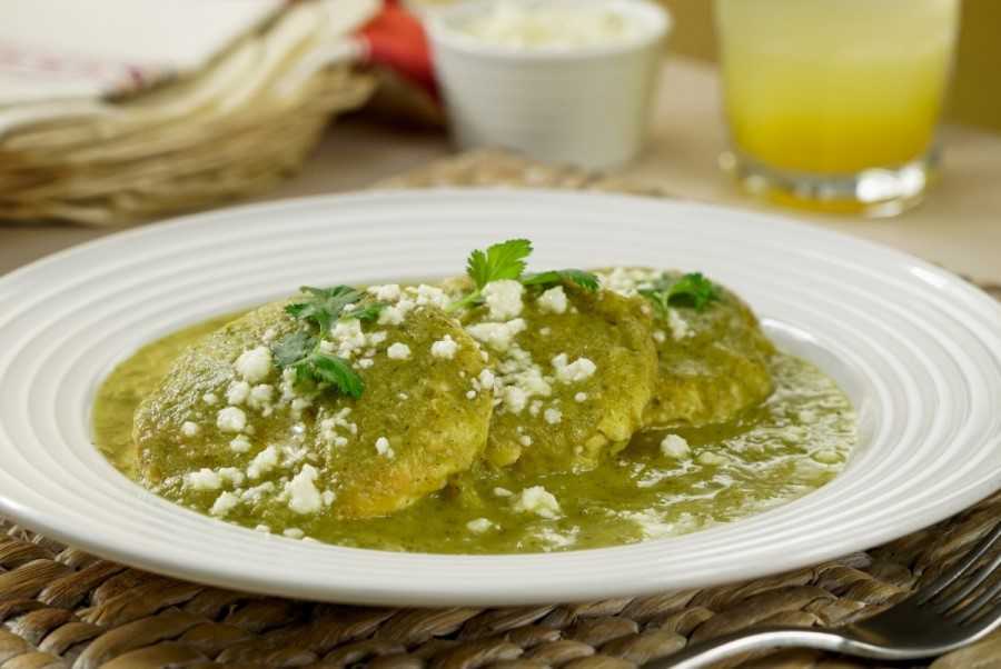 Tortitas de pollo en salsa verde: sabrosas para toda la familia