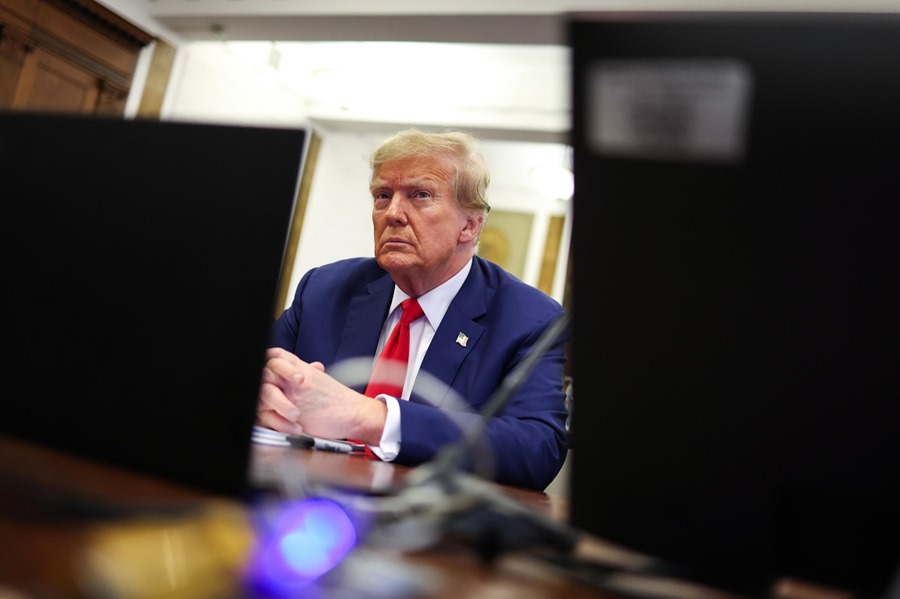 El ex presidente estadounidense Donald J. Trump se sienta ante el tribunal durante los argumentos finales en el juicio por fraude civil de la Organización Trump en la Corte Suprema del Estado de Nueva York. EFE/EPA/CHARLY TRIBALLEAU / Pool