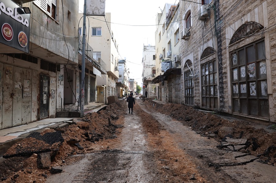 Vista de los daños ocasionados en una calle del campo de refugiados de Yenín, en Cisjordania ocupada, tras una incursión israelí el 29 de enero. EFE/EPA/Alaa Badarneh