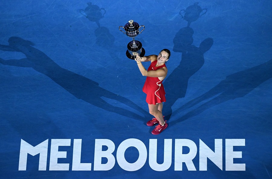 La bielorrusa Aryna Sabalenka posa con el trofeo conmemorativo Daphne Akhurst tras ganar la final del Abierto de Australia. EFE/EPA/James Ross