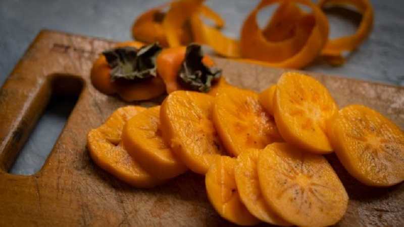 Caqui marinado con lima y cilantro: así los puedes preparar