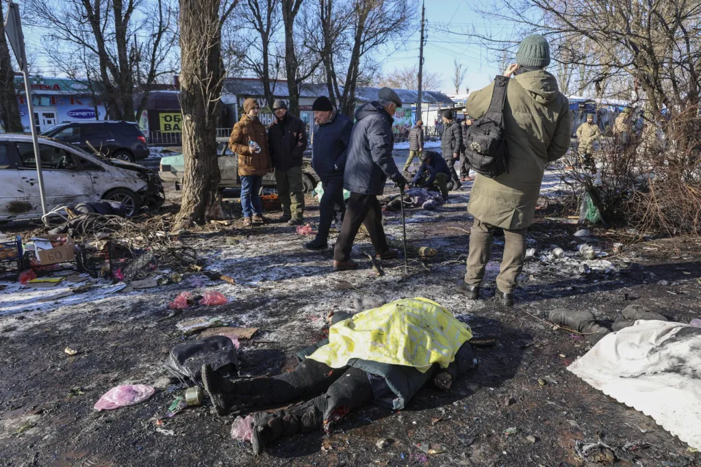 Una de las víctimas del bombardeo ucraniano en la ciudad de Donetsk.