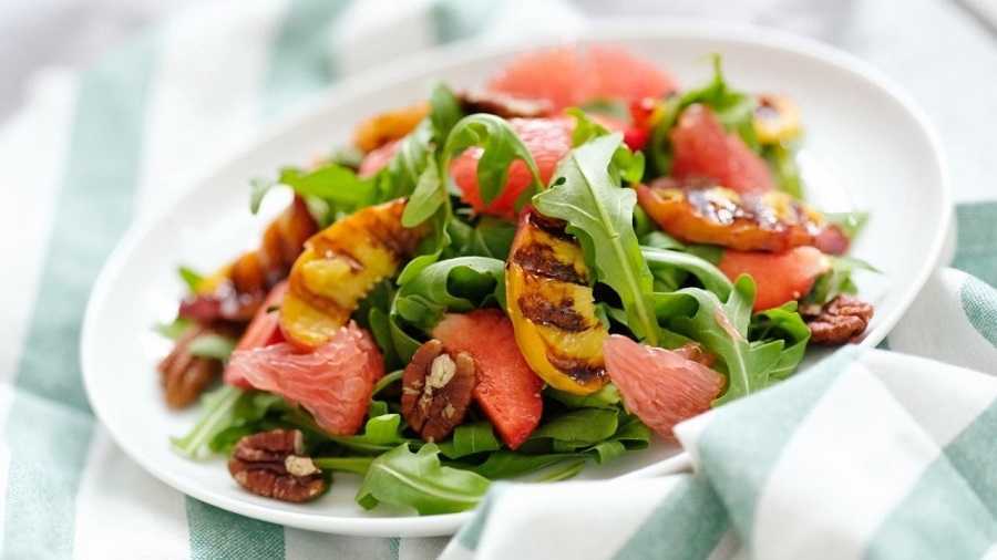 Ensalada de toronja con nuez y atún