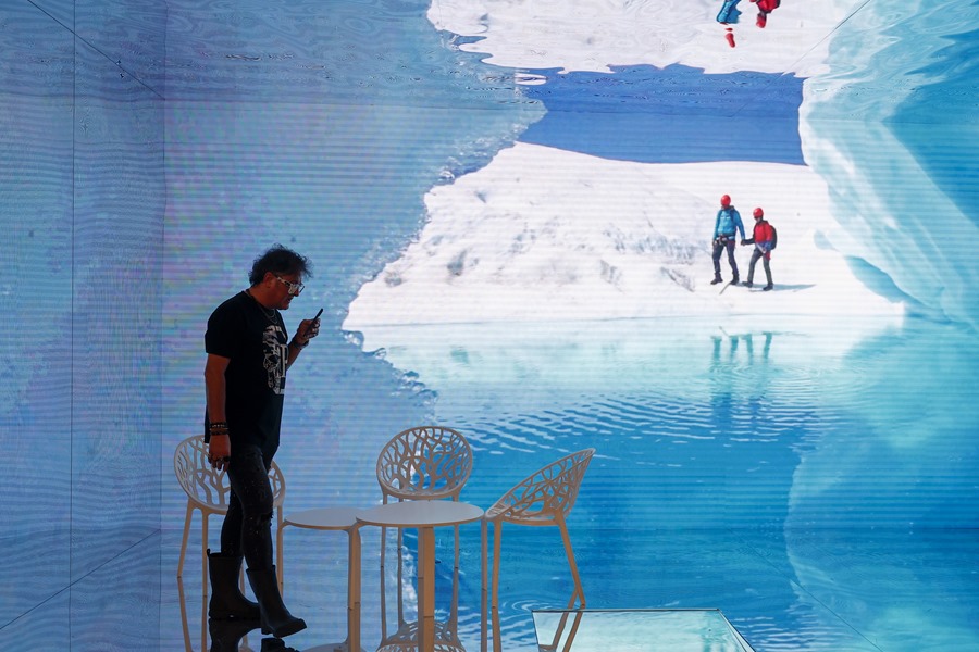 Un hombre visita el stand de Patagonia en el área de Argentina durante la primera jornada de Fitur en el Ifema en Madrid, este miércoles. EFE/ Sergio Pérez