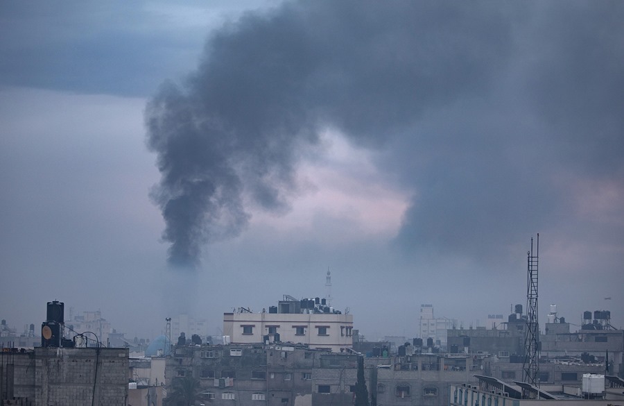 Decenas de palestinos muertos por los ataques israelíes en Gaza en el día 90 de la guerra. EFE/EPA/HAITHAM IMAD