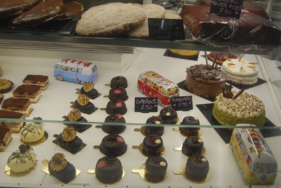 El maestro pastelero Justo Almendrote, creador del "ombligo de Pinto", se acaba de meter a hostelero impulsando el primer hotel del chocolate de la Comunidad de Madrid. EFE/Rubén S. Lesmas