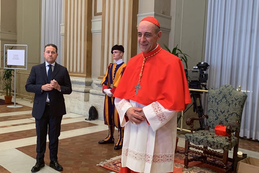 El prefecto del dicasterio para la Doctrina de la Fe, el cardenal argentino Víctor Manuel Fernández (d). EFE/Cristina Cabrejas