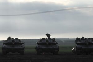 Tanques de las Fuerzas de Defensa de Israel en la frontera con Gaza. EFE/EPA/ABIR SULTAN