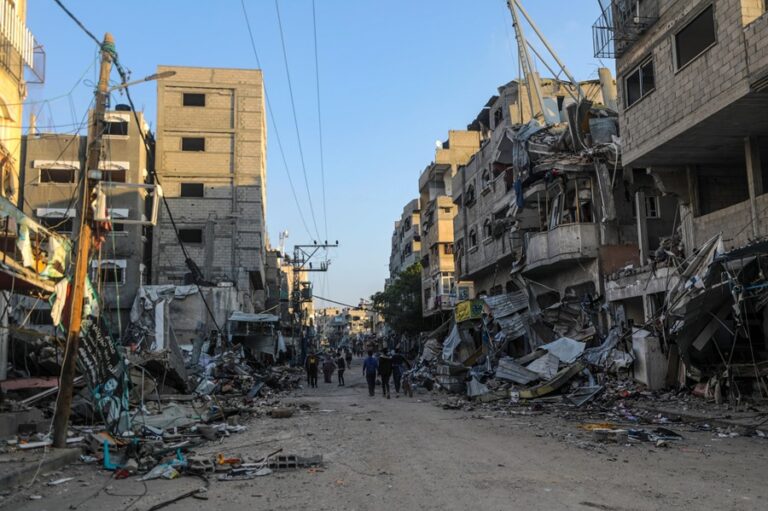 Vista de una calle destruida por los bombardeos en Al Maghazi, en el sur de la Franja de Gaza, este viernes. EFE/EPA/Mohammed Saber
