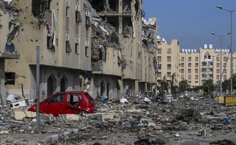 Las Torres Hamad destruidas tras una operación militar israelí en Jan Yunis. EFE/EPA/Mohammed Saber