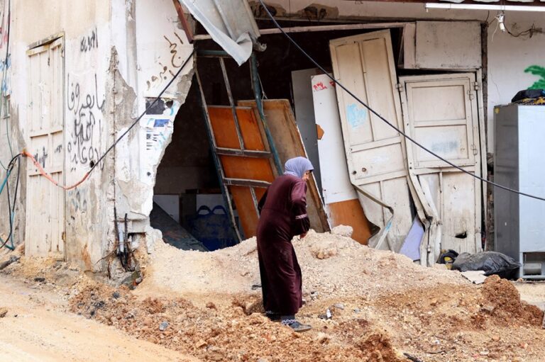 Un palestino se encuentra entre escombros en una calle dañada después de una operación militar israelí en el campo de refugiados de Nur Shams. EFE/EPA/Alaa Badarneh