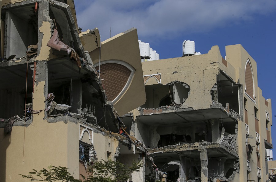 Las Torres Hamad destruidas tras una operación militar israelí en la ciudad de Yan Yunís, en el sur de la Franja de Gaza. EFE/EPA/Mohammed Saber