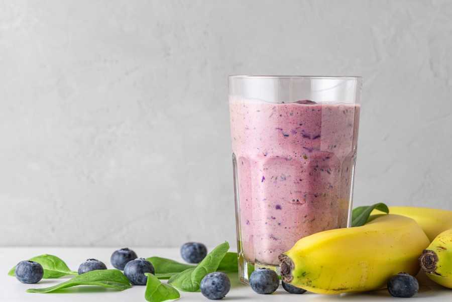 Licuado de cambur con arándanos