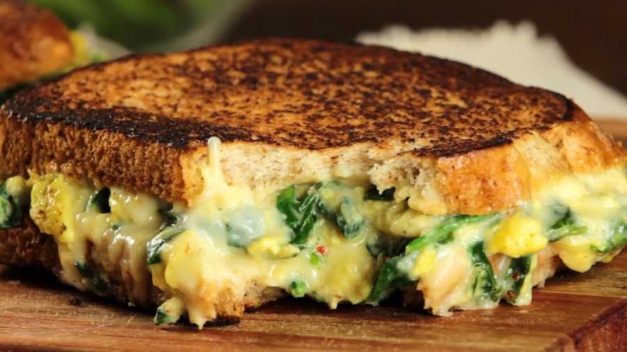 Tostadas de huevo con espinacas y queso