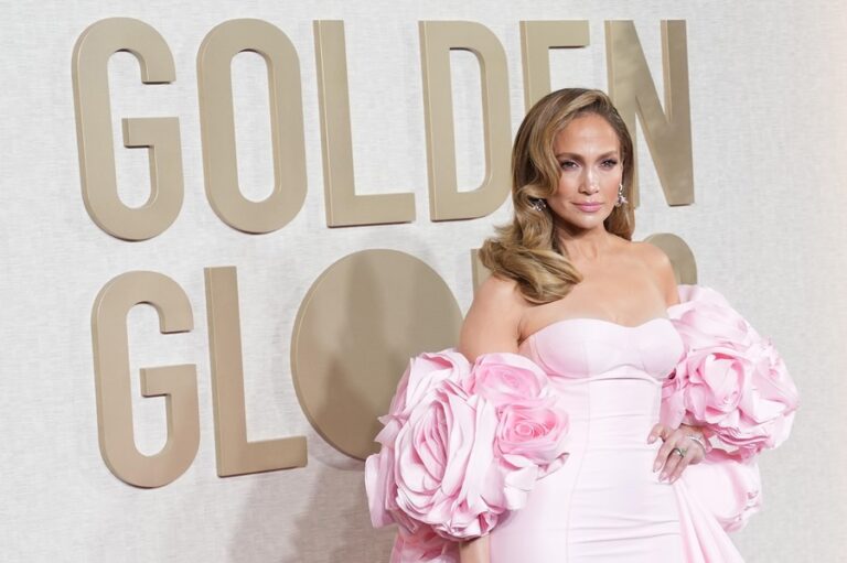 La actriz y cantante Jennifer Lopez a su llegada a los Golbos de Oro. EFE/EPA/Allison Dinner
