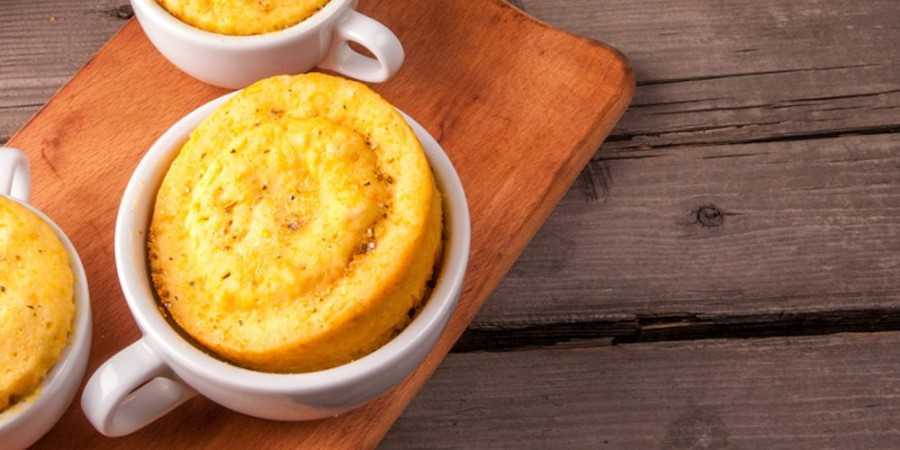 Mug cake de pesto con queso