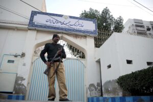 Un funcionario de seguridad paquistaní hace guardia frente al Centro Cultural de la República Islámica de Irán, en Hyderabad, Pakistán. EFE/EPA/Nadeem Khawar