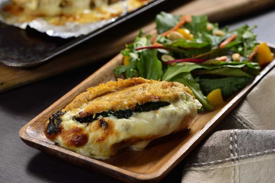 Pechugas rellenas de queso crema con espinacas: así se prepara
