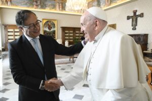 El papa Francisco estrecha la mano al presidente colombiano, Gustavo Petro. EFE/ Simone Risoluti/Oficina de Prensa de la Santa Sede