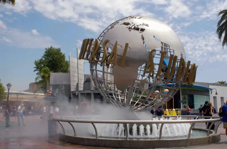 Fotografía de archivo en la que se registró el logo de Universal Studios, en la sede de la productora cinematográfica estadounidense, en Los Ángeles (California, EE.UU.). EFE/Armando Arorizo