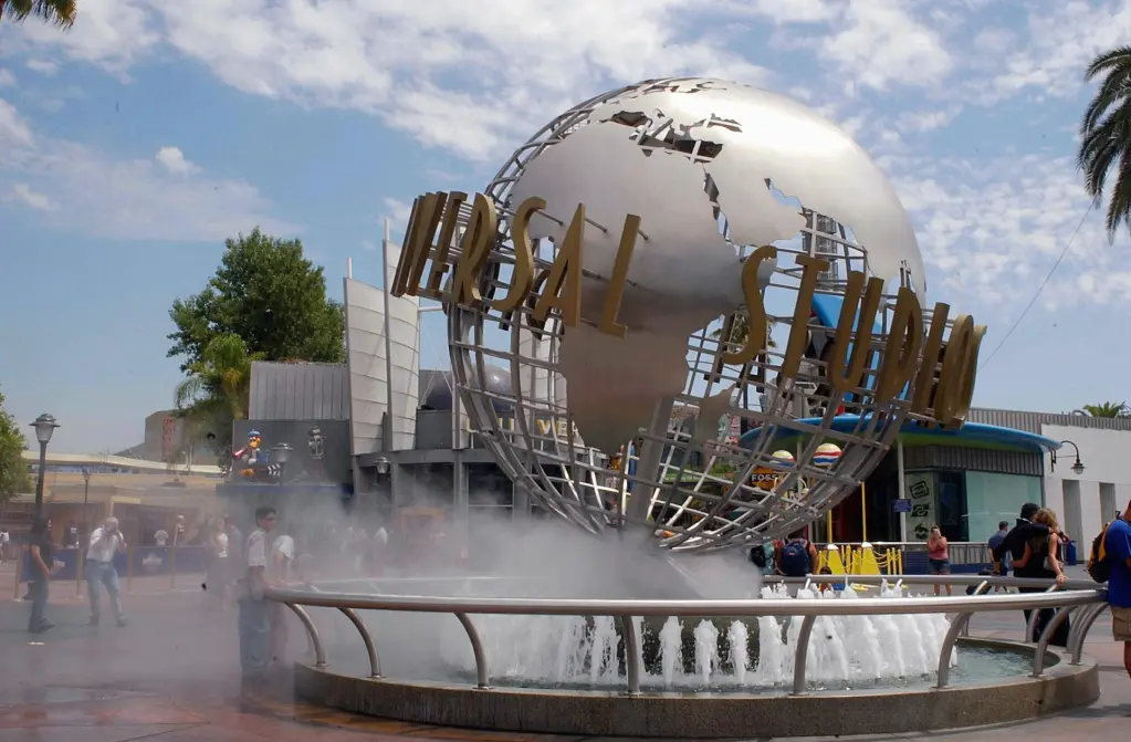 Fotografía de archivo en la que se registró el logo de Universal Studios, en la sede de la productora cinematográfica estadounidense, en Los Ángeles (California, EE.UU.). EFE/Armando Arorizo