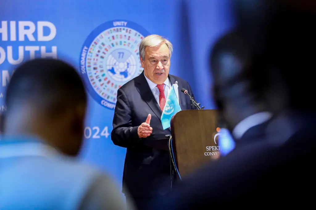 El secretario general de la ONU, António Guterres, comparece ante los medios informativos en la apertura de la III Cumbre del Sur del Grupo de los 77 (G77) + China, que se celebra en Kampala. EFE/EPA/Daniel Irungu