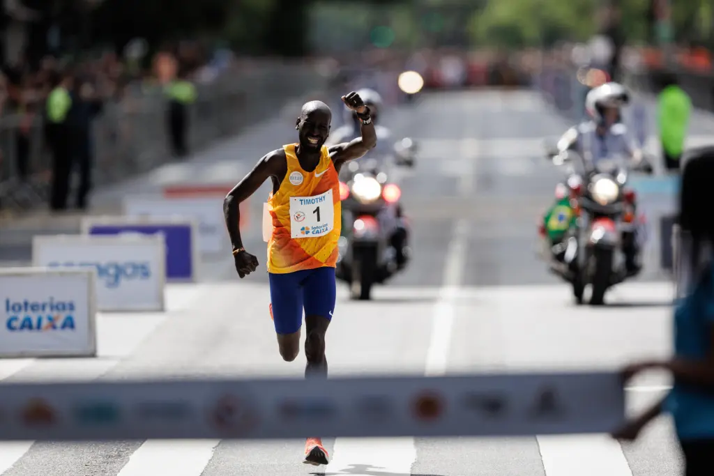 El atleta keniano Timothy Kiplagat cruza la meta para ganar la prueba masculina de la 98 edición de la Carrera Internacional de San Silvestre este 31 de diciembre de 2023, en Sao Paulo (Brasil). EFE/ Isaac Fontana