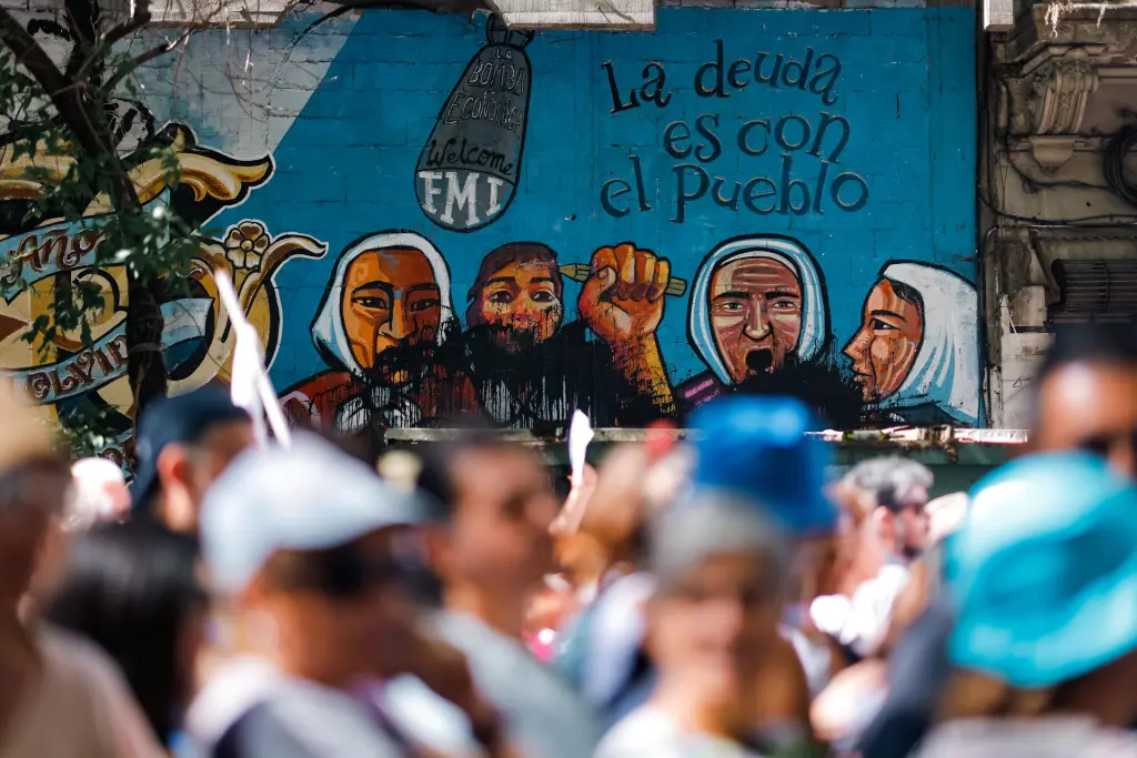 Personas participan en una manifestación convocada por la Confederación General del Trabajo (CGT), la principal central sindical del país e identificada con el peronismo, hoy, en Buenos Aires (Argentina). EFE/ Juan Ignacio Roncoroni