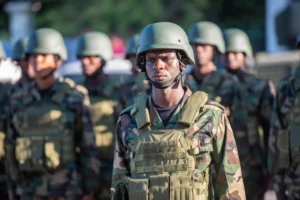 Soldados del Ejército participan en una ceremonia en Champs Mars, hoy, en Puerto Príncipe (Haití). Haití, primer país de América Latina y el Caribe en liberarse del dominio colonialista, celebra el 220º aniversario de su independencia, en medio de una aguda crisis y de la violencia. EFE/ Johnson Sabin