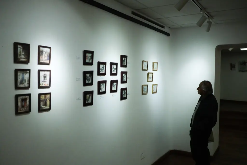 Un visitante recorre la novena edición de la exposición 'Alasita de Mil Colores', el 17 de enero de 2024, en la Casa de la Cultura en La Paz (Bolivia). EFE/ Luis Gandarillas