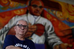 Samuel Ramírez, miembro del Movimiento de Víctimas del Régimen de Excepción (MOVIR), habla en una entrevista con EFE, el 4 de enero de 2024, en San Salvador (El Salvador). EFE/ Rodrigo Sura