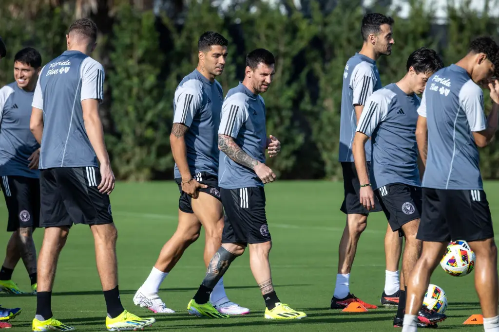 Luis Suárez (C-I) yLionel Messi (C-D) participan en el primer entrenamiento del Inter de Miami en Fort Lauderdale (EE.UU.). EFE/EPA/CRISTOBAL HERRERA-ULASHKEVICH