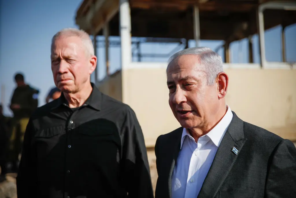 El primer ministro de Israel, Benjamín Netanyahu (d), y el ministro de Defensa de Israel, Yoav Galant. EFE/Shir Torem/Pool