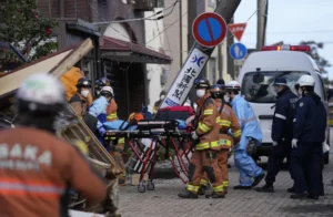 Equipos de rescate en una casa derrumbada tras un terremoto en Wajima, prefectura de Ishikawa (Japón). EFE/EPA/Franck Robichon