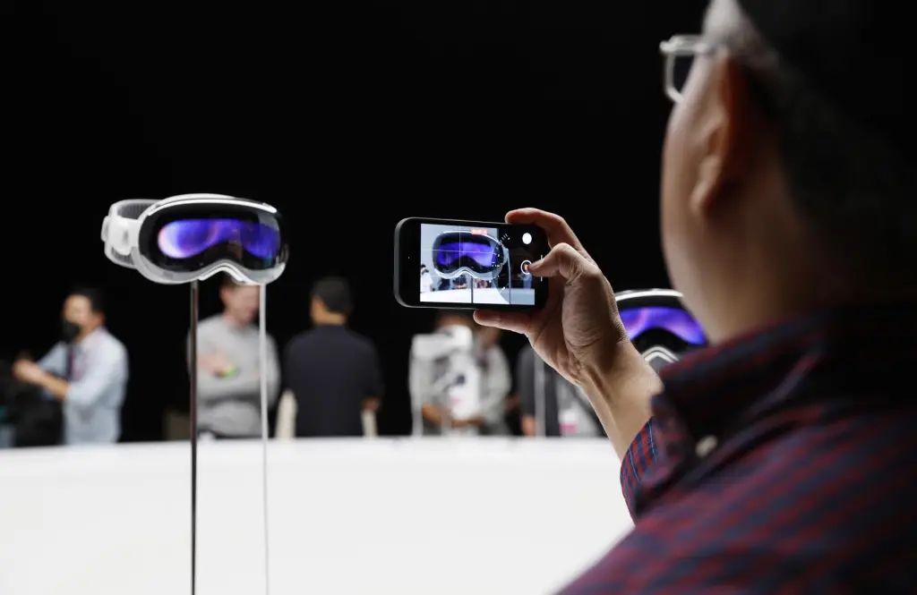 Un hombre toma fotografías de las gafas Apple Vision Pro durante la Conferencia de Desarrolladores de Apple, en una fotografía de archivo. EFE/ John G. Mabanglo