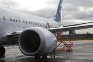 Vista de la inspección de la Junta Nacional de Seguridad en el Transporte (NTSB) a un Boeing 737-9 MAX de Alaska Airlines, tras la pérdida de parte de su fuselaje en pleno vuelo, el 7 de enero de 2024. EFE/ NTSB