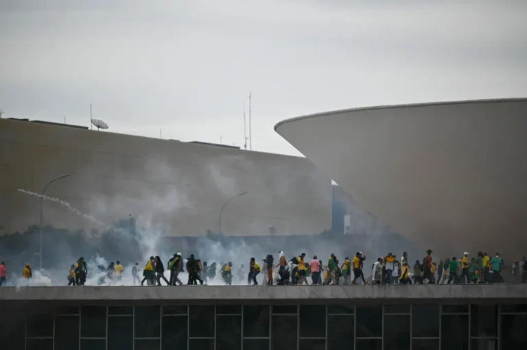 Policías antidisturbios contienen el intento de toma del Palacio presidencial de Planalto, sede del Gobierno de Brasil, que realizan cientos de seguidores radicales del expresidente Jair Bolsonaro, el 8 de enero de 2023. EFE/ André Borges