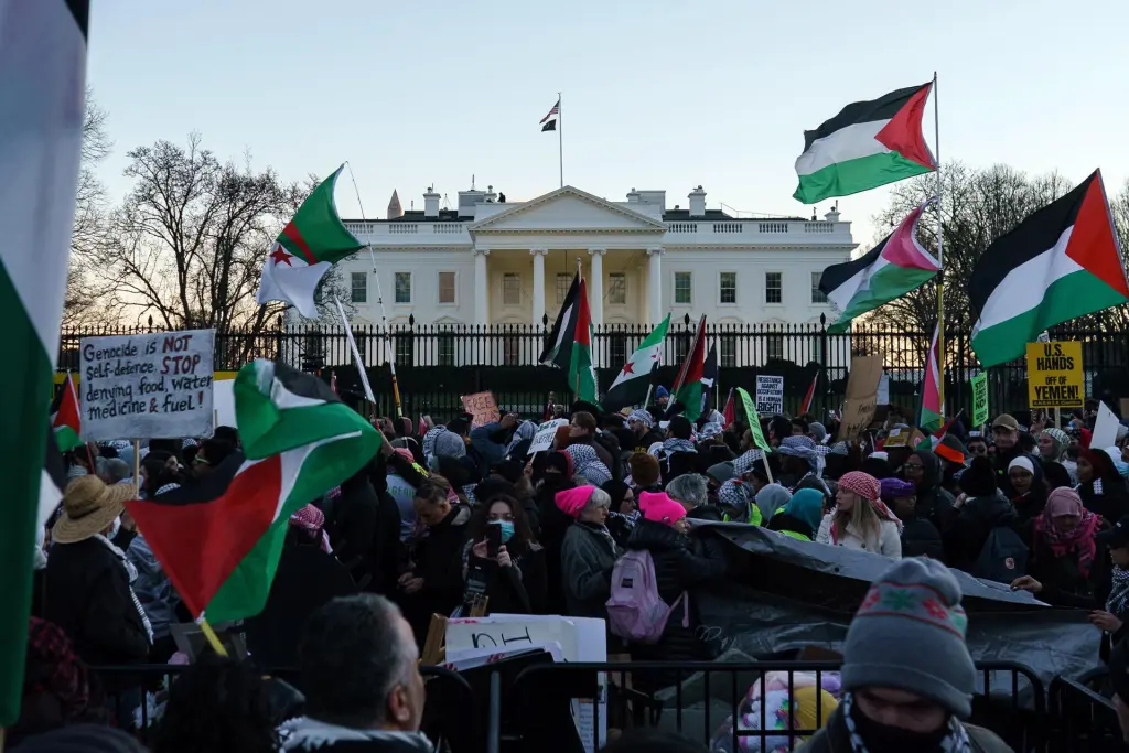Personas protestan frente a la Casa Blanca para pedir un alto al fuego en el conflicto y el fin del apoyo estadounidense a Israel, este 13 de enero de 2024, en Washington. EFE/ Will Oliver